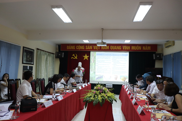 PGS.TS. Nguyễn Huy Sơn – Nguyên Giám đốc Trung tâm Nghiên cứu Lâm sản Ngoài gỗ trình bày về “thực trạng - định hướng nghiên cứu và phát triển tre nứa ở việt nam”.