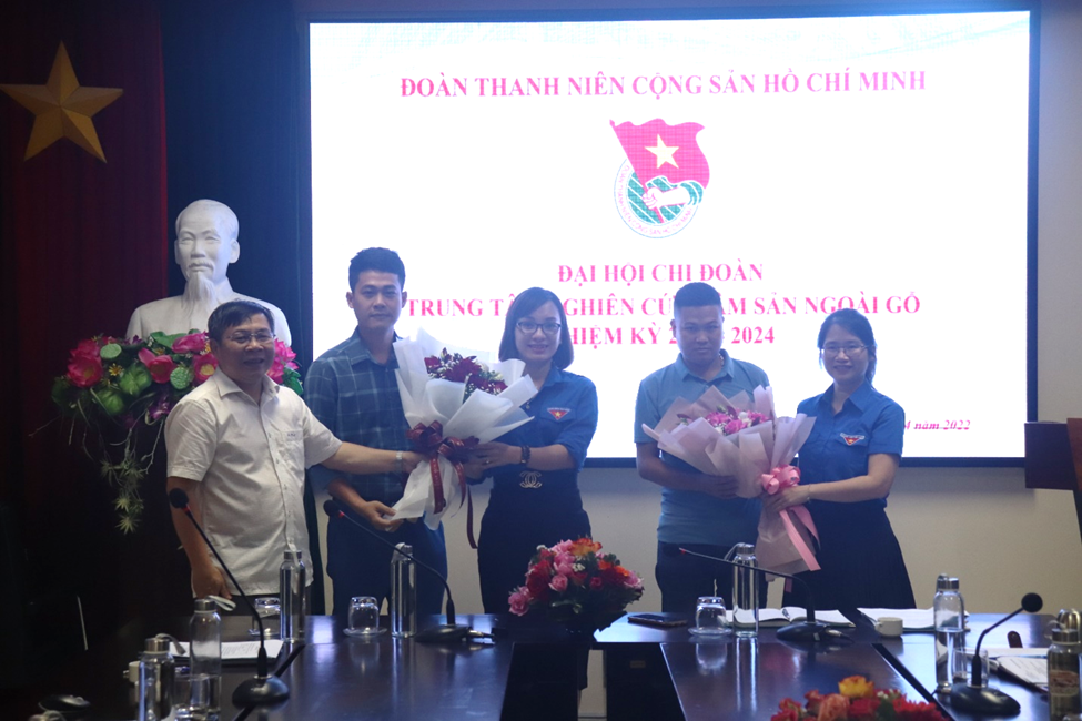 Đ/c Phan văn Thắng - Phan Văn Thắng – Đảng ủy viên, Bí thư chi bộ, Giám đốc Trung tâm LSNG và Đ/c Nguyễn Việt Hoa – Phó bí thư đoàn Viện VKHLN tặng hoa chúc mừng BCH chi đoàn khóa 2022-2024