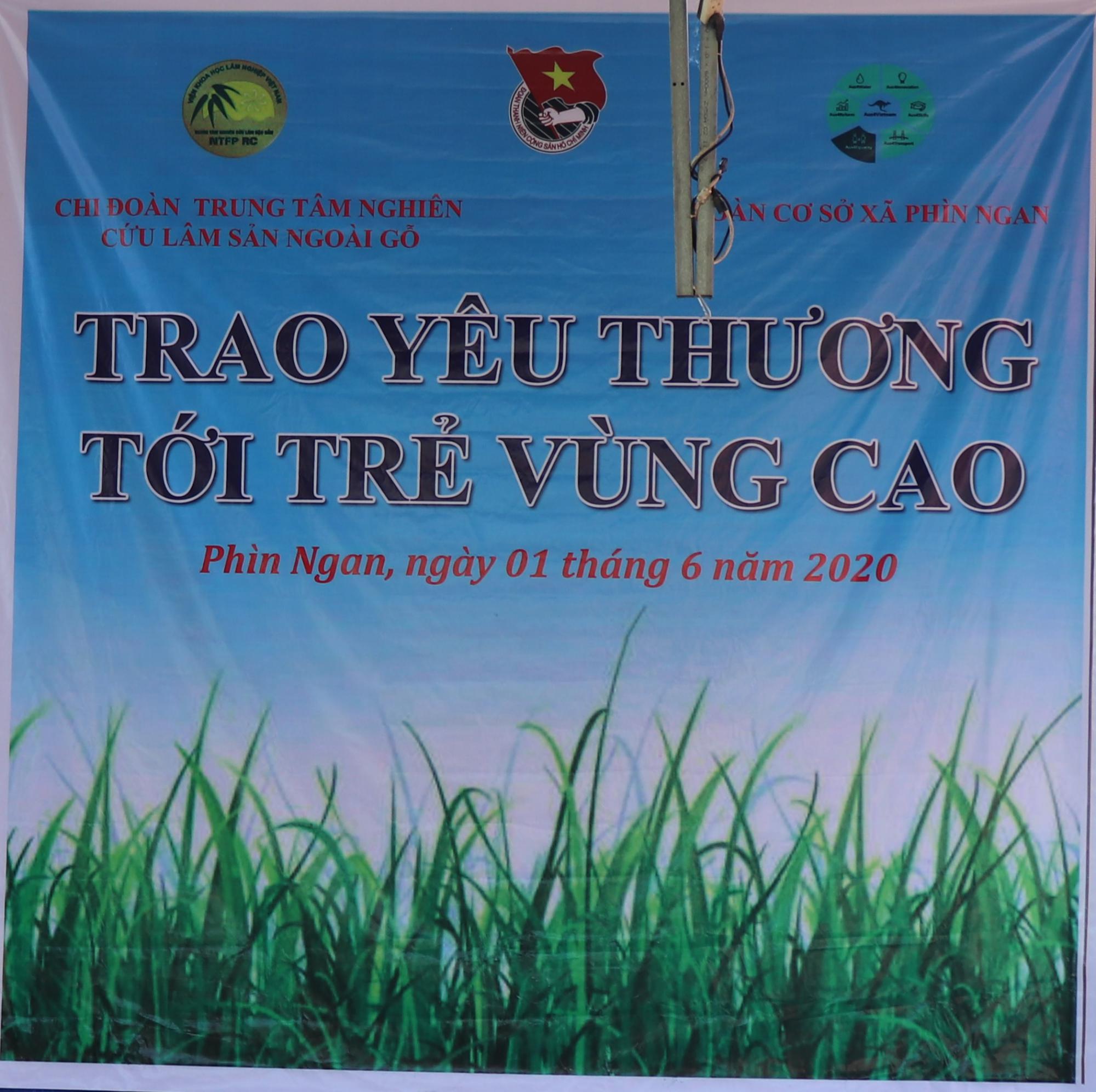 Tặng quà cho học sinh Trường Phổ thông Dân tộc bán trú Tiểu học Phìn Ngan nhân dịp Tết thiếu nhi 1/6