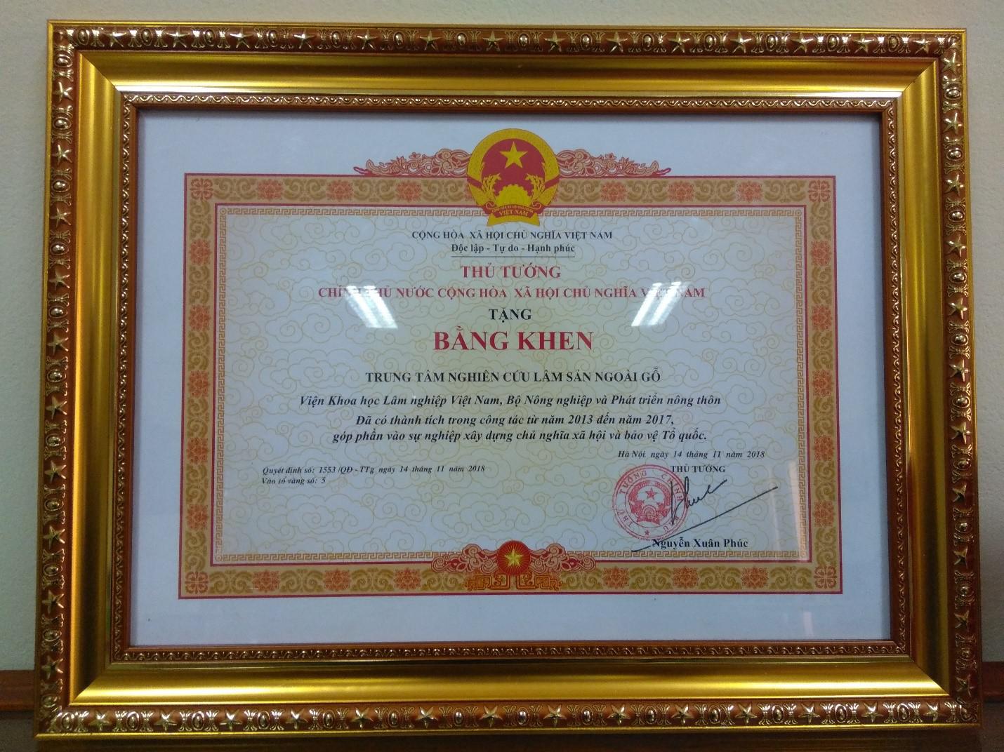 Trung tâm Nghiên cứu Lâm sản ngoài gỗ (NTFPRC) vinh dự được thủ tướng chính phủ trao tặng bằng khen